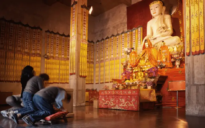 10 Công Đức Khi Lạy Phật