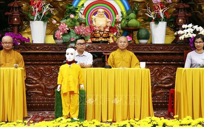 Robot Chú Tiểu Giác Ngộ 4.0 Tụng Được 100 Bài Kinh Và Trả Lời 3.000 Câu Hỏi Về Phật Pháp