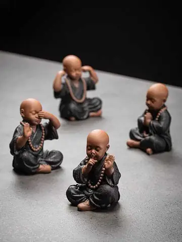 Tượng 4 Khôngcòn Được Gọi Là Bộ Tượng Tứ Không, Bao Gồm 4 Tượng Sư Mỗi Tượng Sẽ Là Một Hình Thái Khác Nhau. Mẫu Tượng Này Biểu Hiện Hình Tượng Của Chú Tiểu Phật Giáo Trong Bối Cảnh Của 4 Không, Đại Diện Cho Bốn Phẩm Chất Đạo Đức Mà Người Tu Tập Phật Giáo Nên Theo Đuổi.