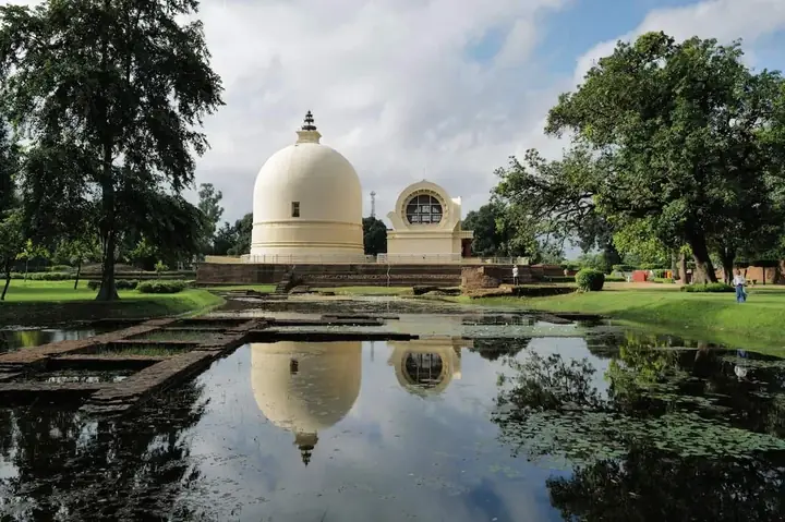 Khoảnh Sân Nhỏ Trên Núi Linh Thứu, Nơi Đức Phật Đã Từng Thuyết Pháp.