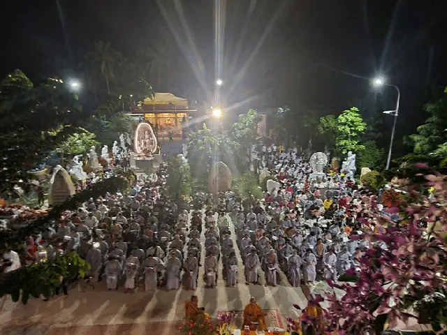 Tiền Giang: Hơn 2000 Phật Tử Về Chùa Liên Hoa Cùng Thắp Nến Cầu Nguyện Nhân Ngày Vía Đức Phật A Di Đà
