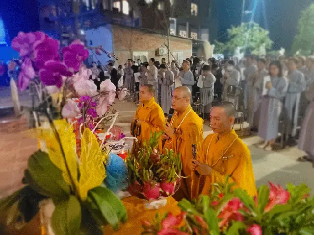 Tiền Giang: Hơn 2000 Phật Tử Về Chùa Liên Hoa Cùng Thắp Nến Cầu Nguyện Nhân Ngày Vía Đức Phật A Di Đà