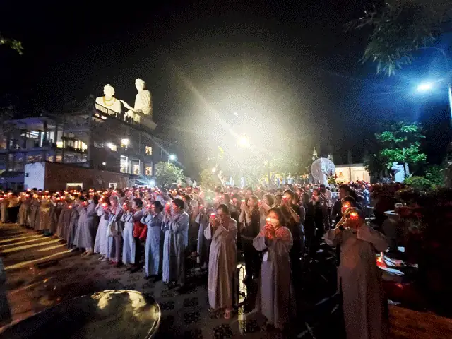 Tiền Giang: Hơn 2000 Phật Tử Về Chùa Liên Hoa Cùng Thắp Nến Cầu Nguyện Nhân Ngày Vía Đức Phật A Di Đà