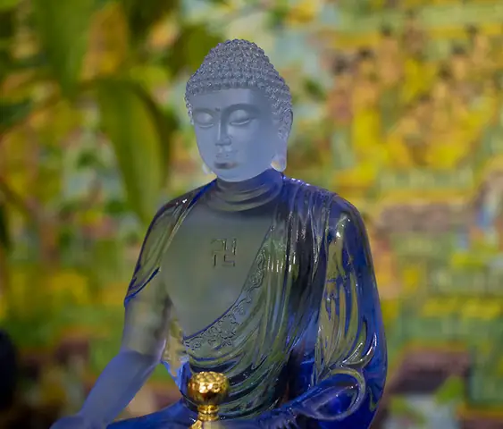 Tượng Phật A Di Đà Đặt Nơi Trang Nghiêm Thanh Tịnh