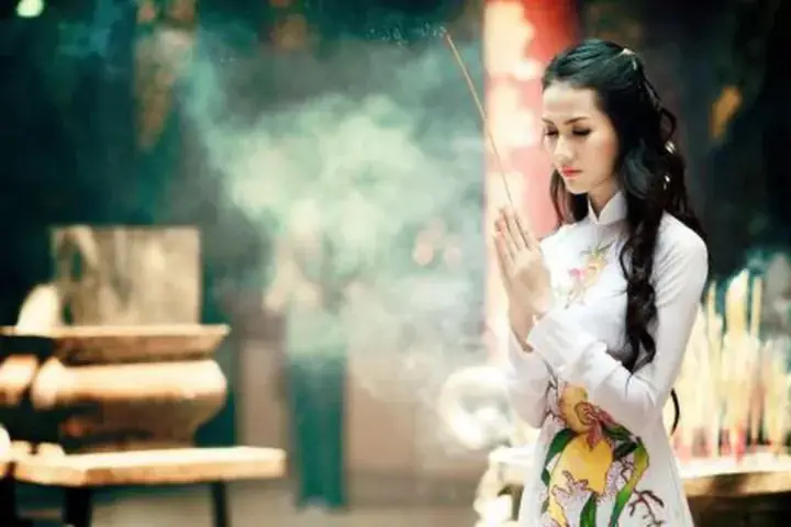 Hình Ảnh Chắp Tay Niệm Phật Khi Đi Lễ Chùa