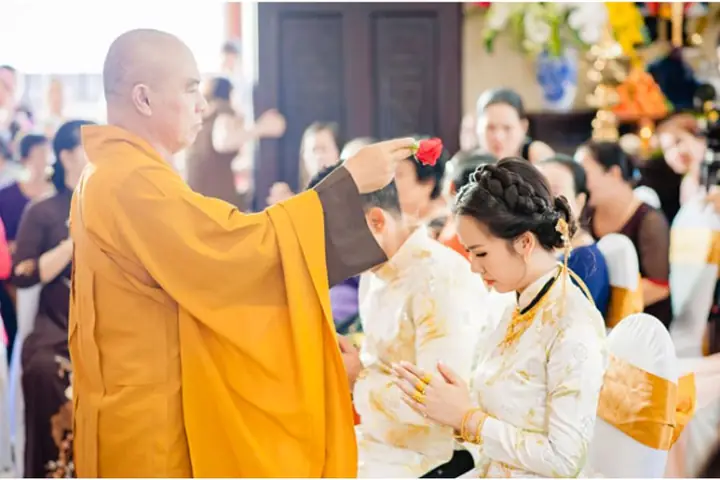 Hình Ảnh Chắp Tay Niệm Phật Khi Cúng Lễ