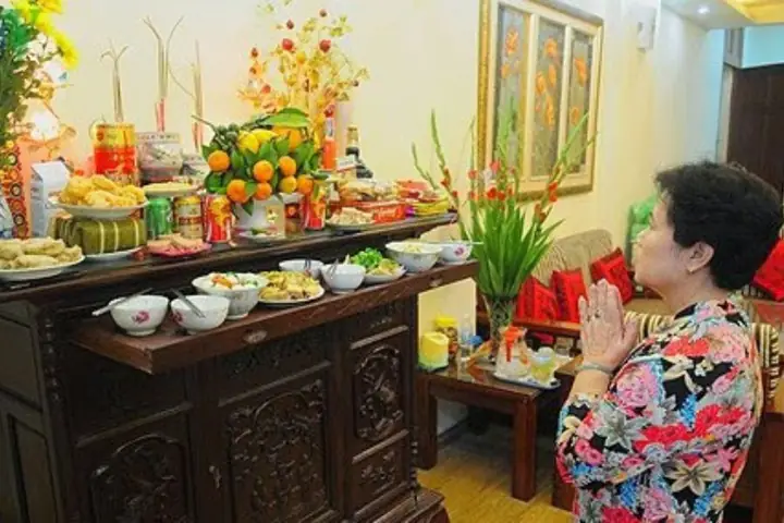 Hình Ảnh Chắp Tay Niệm Phật Khi Cúng Lễ