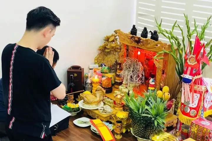 Hình Ảnh Chắp Tay Niệm Phật Khi Cúng Lễ