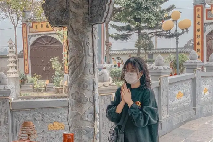 Hình Ảnh Chắp Tay Niệm Phật Khi Đi Lễ Chùa