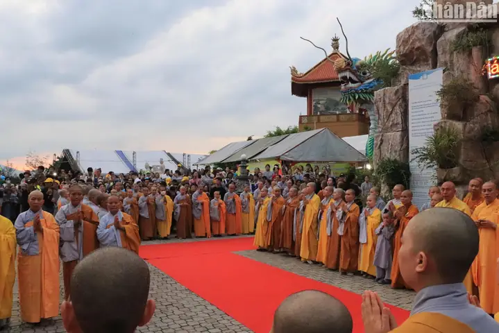 Trang Trọng Đại Lễ Tôn Trí, Chiêm Bái Xá Lợi Đức Phật Thích Ca Mâu Ni Tại Chùa Quán Thế Âm. (ảnh: Anh Đào)