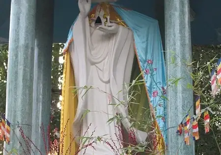 Có Nên Choàng Thêm Y Áo Cho Các Tôn Tượng Hay Không?