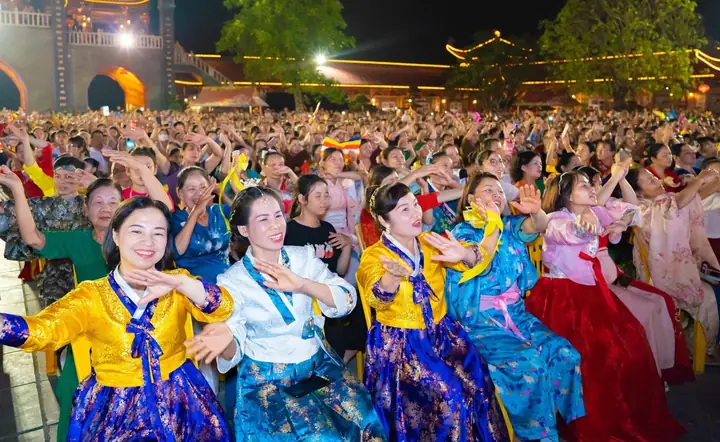 Bài 1: Vạn Con Tim Cùng Hát Mừng Đức Phật Đản Sinh