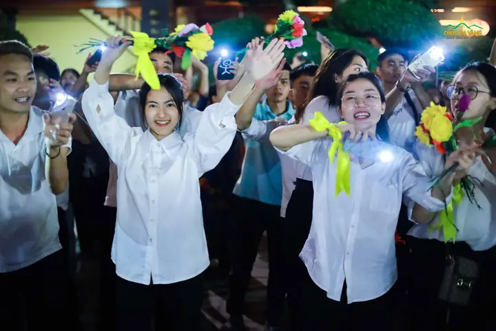 Bài 1: Vạn Con Tim Cùng Hát Mừng Đức Phật Đản Sinh