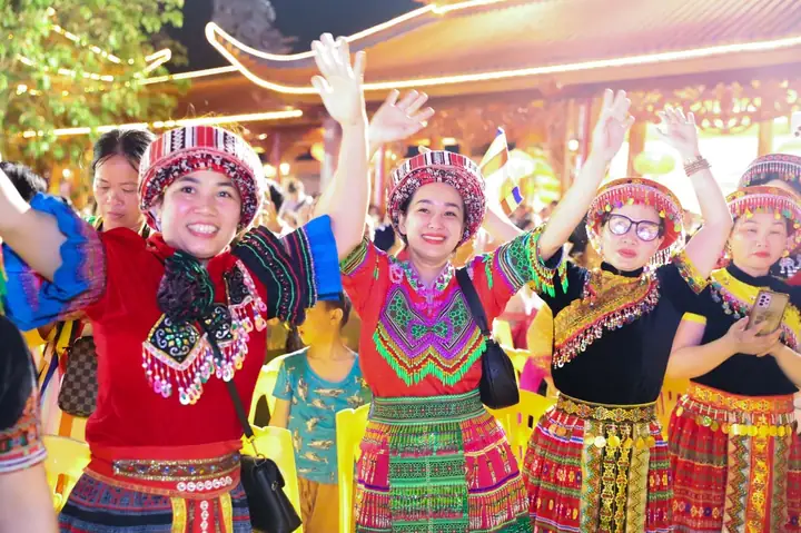 Bài 1: Vạn Con Tim Cùng Hát Mừng Đức Phật Đản Sinh