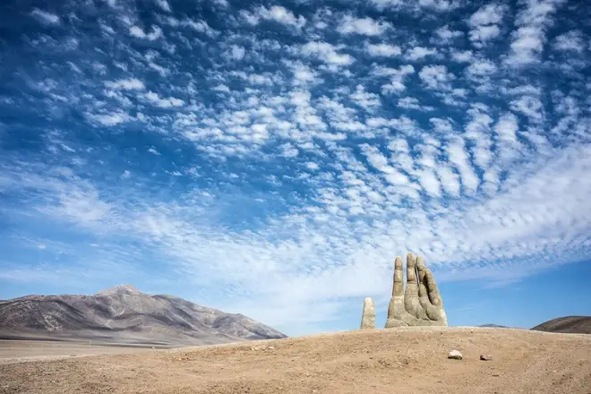 Một Bàn Tay Khổng Lồ Cao Tới 11 M Sừng Sững Hiện Lên Giữa Sa Mạc Khô Cằn Nhất Thế Giới Sẽ Khiến Bất Cứ Ai Lần Đầu Nhìn Thấy Phải Kinh Ngạc.