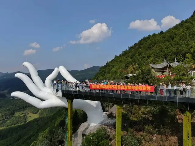 Bàn Tay Phật Ngọc Thái Hồng Tiên Thủ Trung Quốc Trong Ảnh Check-in Của Du Khách