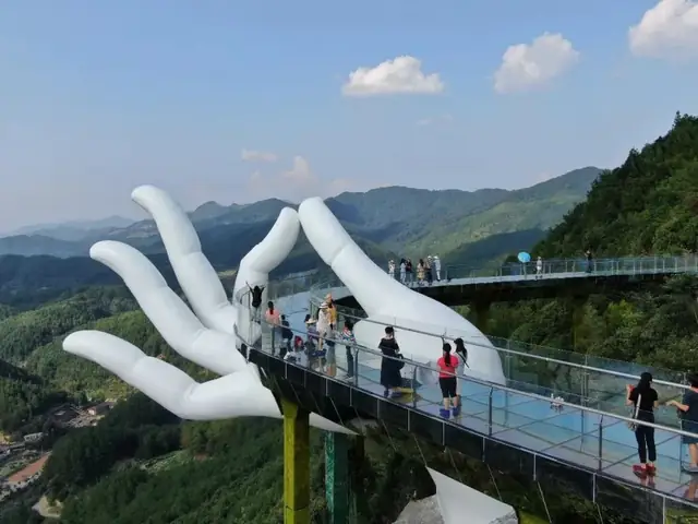 Bàn Tay Phật Ngọc Thái Hồng Tiên Thủ Trung Quốc Trong Ảnh Check-in Của Du Khách