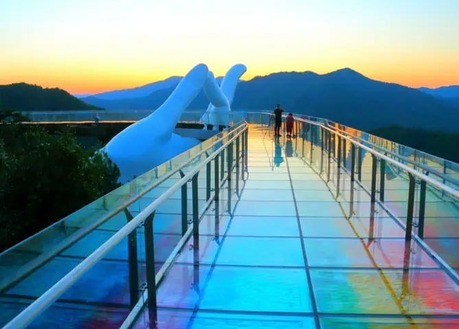 Bàn Tay Phật Ngọc Thái Hồng Tiên Thủ Trung Quốc Trong Ảnh Check-in Của Du Khách