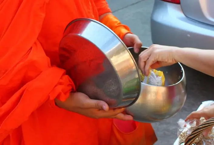 Chúng Ta Ai Cũng Chỉ Có Một Cuộc Đời, Và Mỗi Việc Mình Làm Đều Như Xây Một Viên Gạch Cho Ngôi Nhà Chính Mình Sẽ Ở. Do Vậy, Đạo Phật Luôn Nhắc Nhở Con Người Hãy Cố Sống Thật Tỉnh Thức Và Hướng Thiện Trong Từng Giây Từng Phút, Bởi Giúp Khi Giúp Người Cũng Chính Là Đang Tự Giúp Mình.