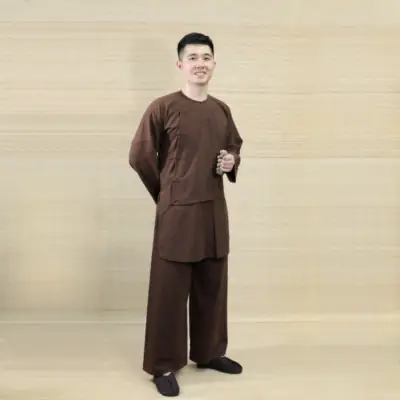 Bộ Pháp Phục Lễ Chùa Vạt Hò Thô Đũi Phật Tử Nam Đi Lễ Chùa, Màu Nâu, Nhiều Size Bộ Pháp Phục Lễ Chùa Vạt Hò Thô Đũi Phật Tử Nam Đi Lễ Chùa, Màu Nâu, Nhiều Size