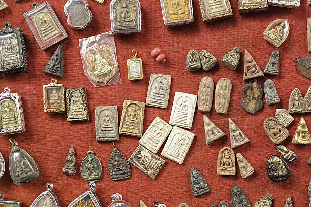 Bùa Phật Thái Lan: Nguồn Gốc, Ý Nghĩa Và Cách Phân Biệt Bùa Thật Giả