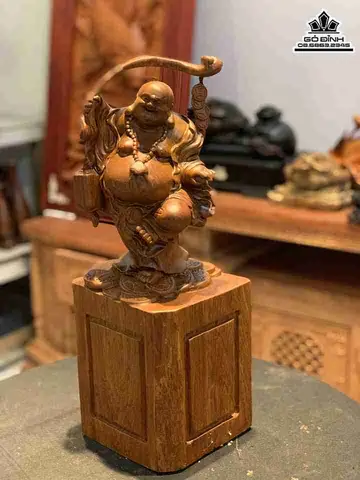 Tượng Di Lặc Cầm Thỏi Vàng Tượng Trưng Cho Sự Giàu Sang, Tài Lộc Và Phú Quý