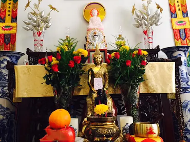 Ý Nghĩa Của Việc Dâng Hoa Trên Bàn Thờ Phật