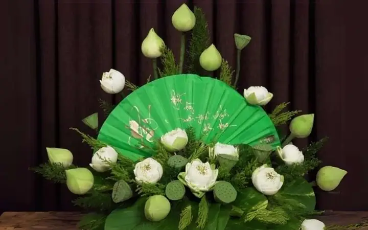 Cách Cắm Hoa Sen 10 Bông Dạng Kết Hợp Với Quạt Truyền Thống