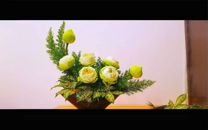 Cách Cắm Hoa Sen Trang Trí Theo Hình Trăng Khuyết