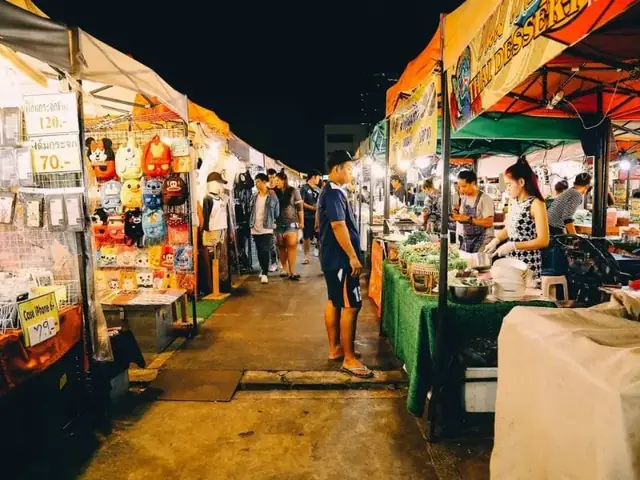 Chợ Xe Lửa Talad Rod Fai (ratchada)