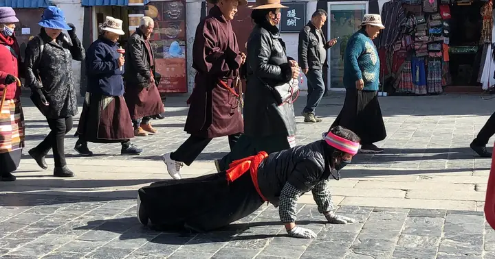 Ấn Tượng Nghi Thức 'tam Bộ Ngũ Thể Nhập Địa' Ở Tây Tạng - Tuổi Trẻ ...