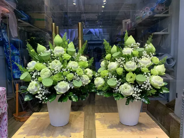 Mẫu Cắm Hoa Bàn Thờ Phật