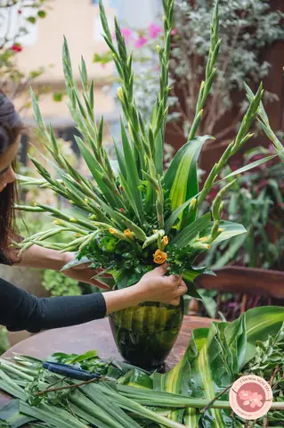 Cắm Hoa Lay Ơn Tay Phật