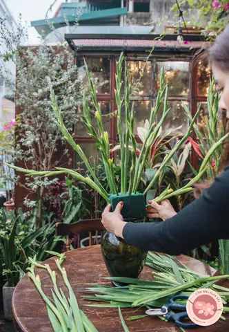 Cắm Hoa Lay Ơn Tay Phật