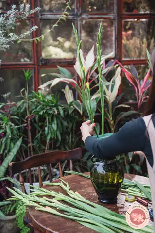 Cắm Hoa Lay Ơn Tay Phật