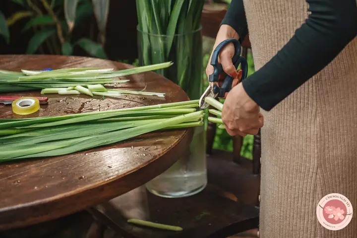 Cắm Hoa Lay Ơn Tay Phật