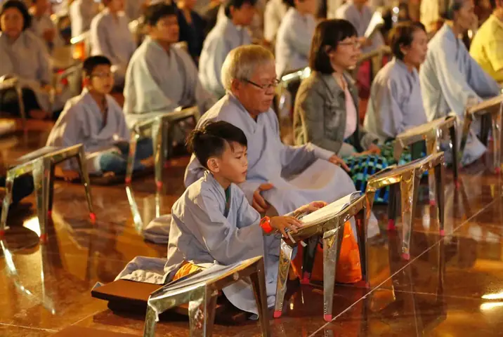 Có Nên Cho Trẻ Em Nghe Kinh, Chú, Hoặc Tham Dự Khóa Tu Chung Với Người Lớn?