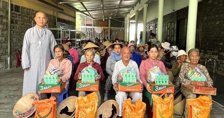 Chùa Phật Bửu Tặng Quà Cho Người Nghèo | Giác Ngộ Online