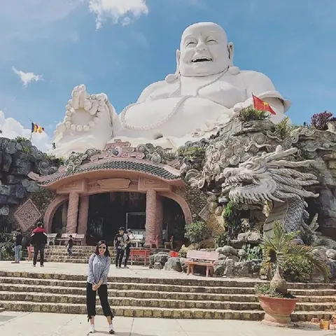 Tìm Hiểu Về Tượng Phật Di Lặc Trên Đỉnh Cấm Sơn