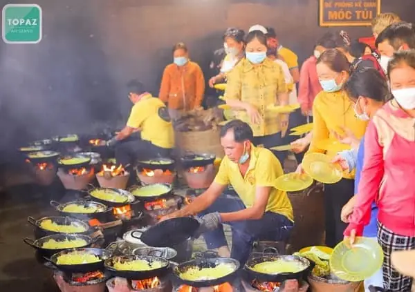 Truyền Thống Đãi Bánh Xèo Chay Độc Đáo