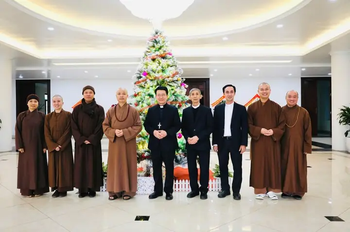 Ngày 22/12/2024, Hòa Thượng Thích Thanh Nhiễu, Phó Chủ Tịch Thường Trực Hội Đồng Trị Sự Trung Ương Giáo Hội Phật Giáo Việt Nam Cùng Chư Tôn Đức Văn Phòng Trung Ương Giáo Hội Đến Thăm, Chúc Mừng Giáng Sinh Năm 2024 Tại Tòa Tổng Giám Mục Tổng Giáo Phận Hà Nội.