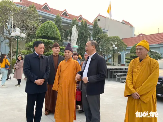 Ngày 22/12/2024, Hòa Thượng Thích Thanh Nhiễu, Phó Chủ Tịch Thường Trực Hội Đồng Trị Sự Trung Ương Giáo Hội Phật Giáo Việt Nam Cùng Chư Tôn Đức Văn Phòng Trung Ương Giáo Hội Đến Thăm, Chúc Mừng Giáng Sinh Năm 2024 Tại Tòa Tổng Giám Mục Tổng Giáo Phận Hà Nội.