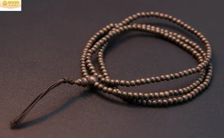 Tràng Hạt Có Nguồn Gốc Từ Ấn Độ Và Đã Trở Thành Một Vật Quan Trọng Trong Đời Sống Tín Ngưỡng, Văn Hóa Của Người Dân Ấn Độ Cổ. Trong Phật Giáo, Tràng Hạt Là Vật Tùy Thân Của Các Hành Giả Giúp Họ Chú Tâm Vào Trì Niệm, Đi Sâu Hơn Vào Các Trạng Thái Của Định Để Làm Phát Khởi Tuệ Giác.