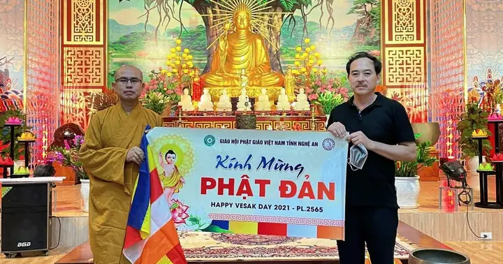 Nghệ An: Chùa Đức Hậu Trao 1.000 Lá Cờ Phật Giáo Đến Gia Đình ...