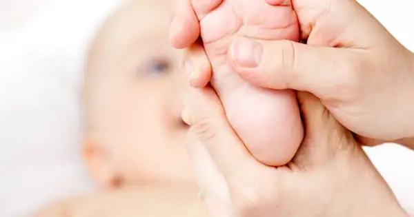 Dùng Dầu Gió Cho Trẻ Sơ Sinh: Suýt Nguy!