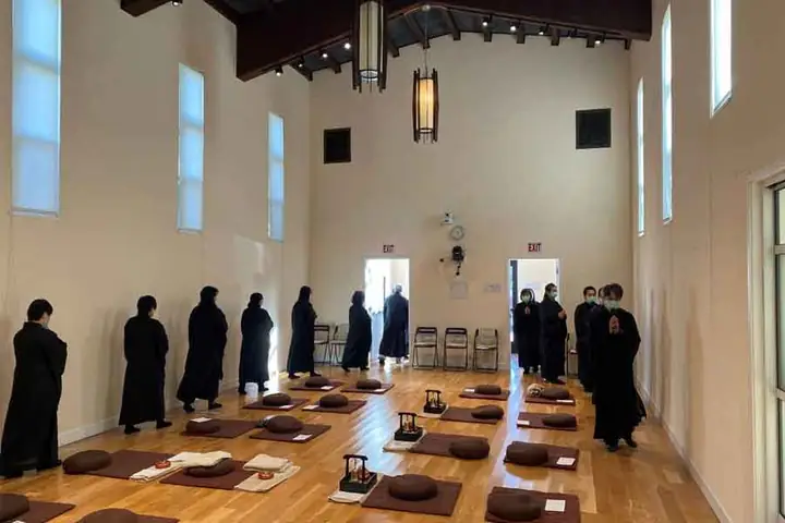 Ý Nghĩa Của Việc Mở Máy Niệm Phật Trong Nhà Và Ngoài Trời