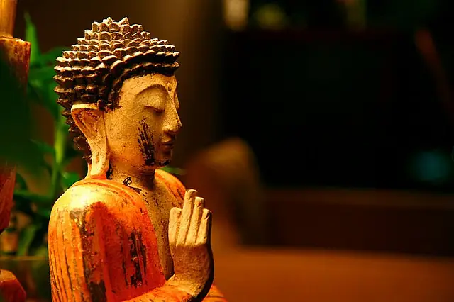 Trở Về, Chắp Tay Trước Phật, Trước Tiên Tổ Huyết Thống Ngàn Đời Để Biết Nghĩ Đến Những Trái Tim Người Thương Bên Tôi Trong Cơn Đau Khổ.