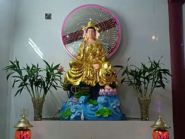 Nên Thờ Phật Bà Quan Âm Đứng Hay Ngồi?