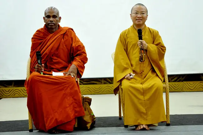 Buổi Chiếu Phim "cuộc Đời Đức Phật" Tại Chùa Hoằng Pháp