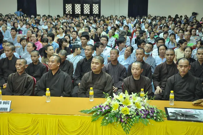 Buổi Chiếu Phim "cuộc Đời Đức Phật" Tại Chùa Hoằng Pháp